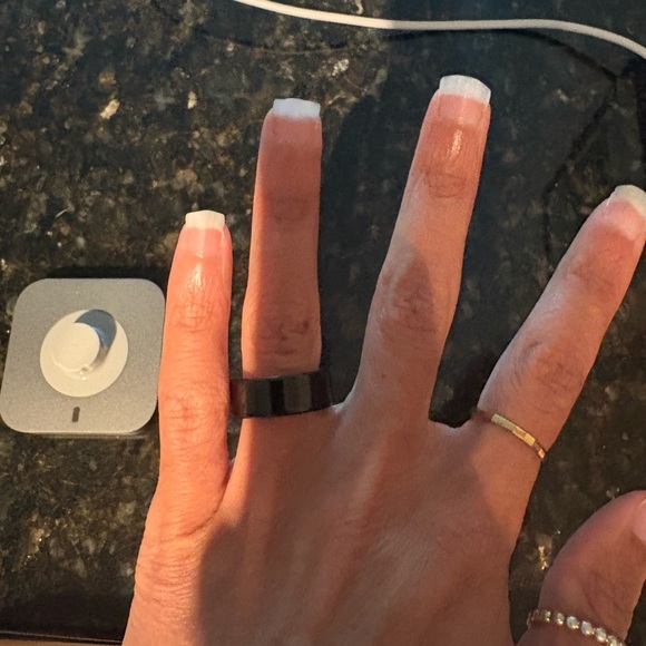Black Oura Ring 4 in size 5 - Picture 3 of 3